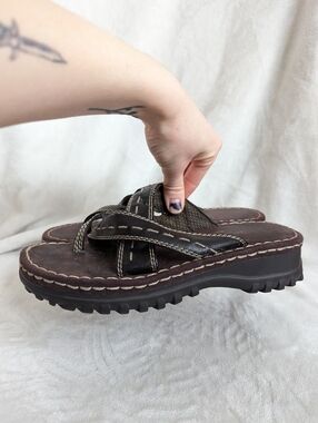Vintage Lower East Side Chunky Brown Flip Flop Sandals with Contrast Stitching 6